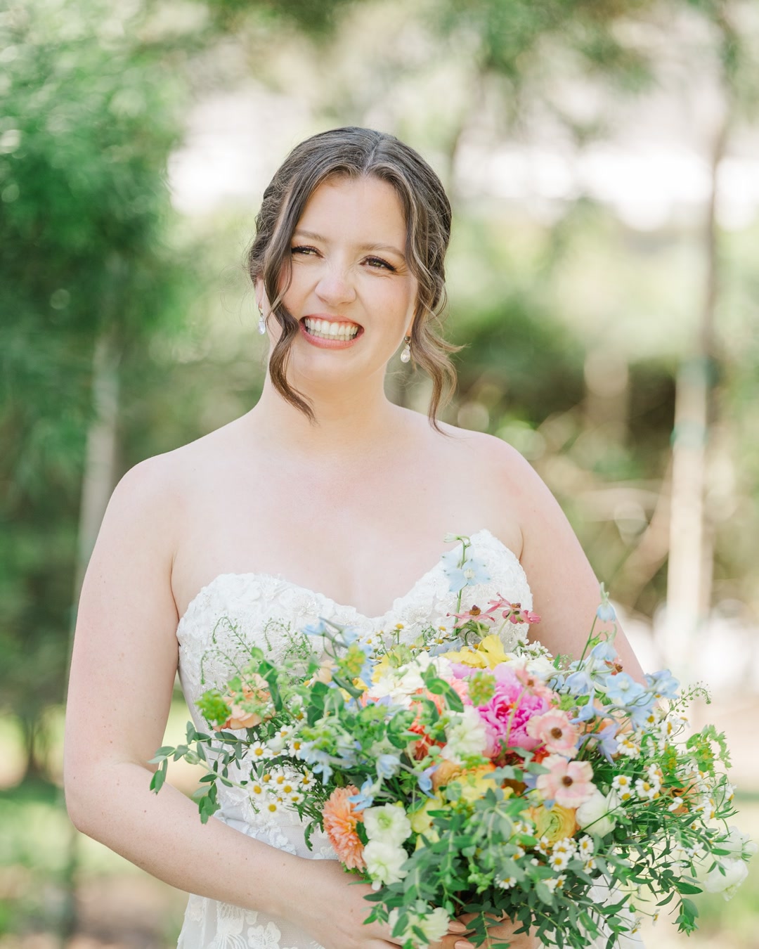 Joyful bridal soft glam with bouquet and full face at a Lakehouse wedding